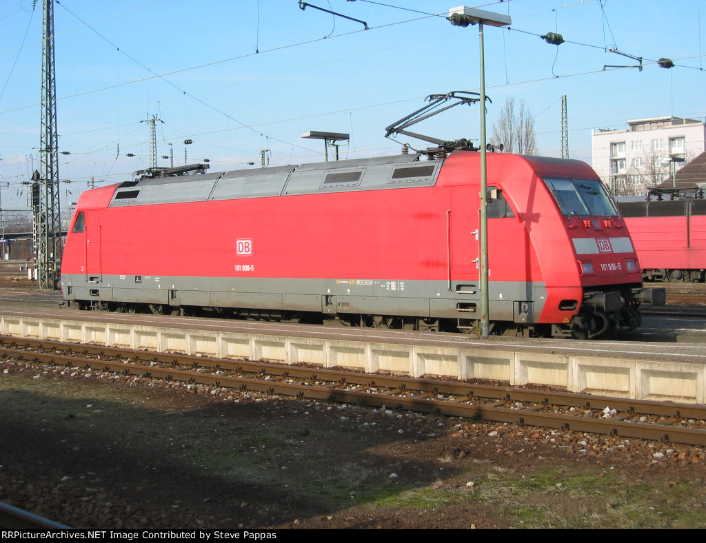 A DB 101 class E-Lok at Karlsruehe Bahnhof